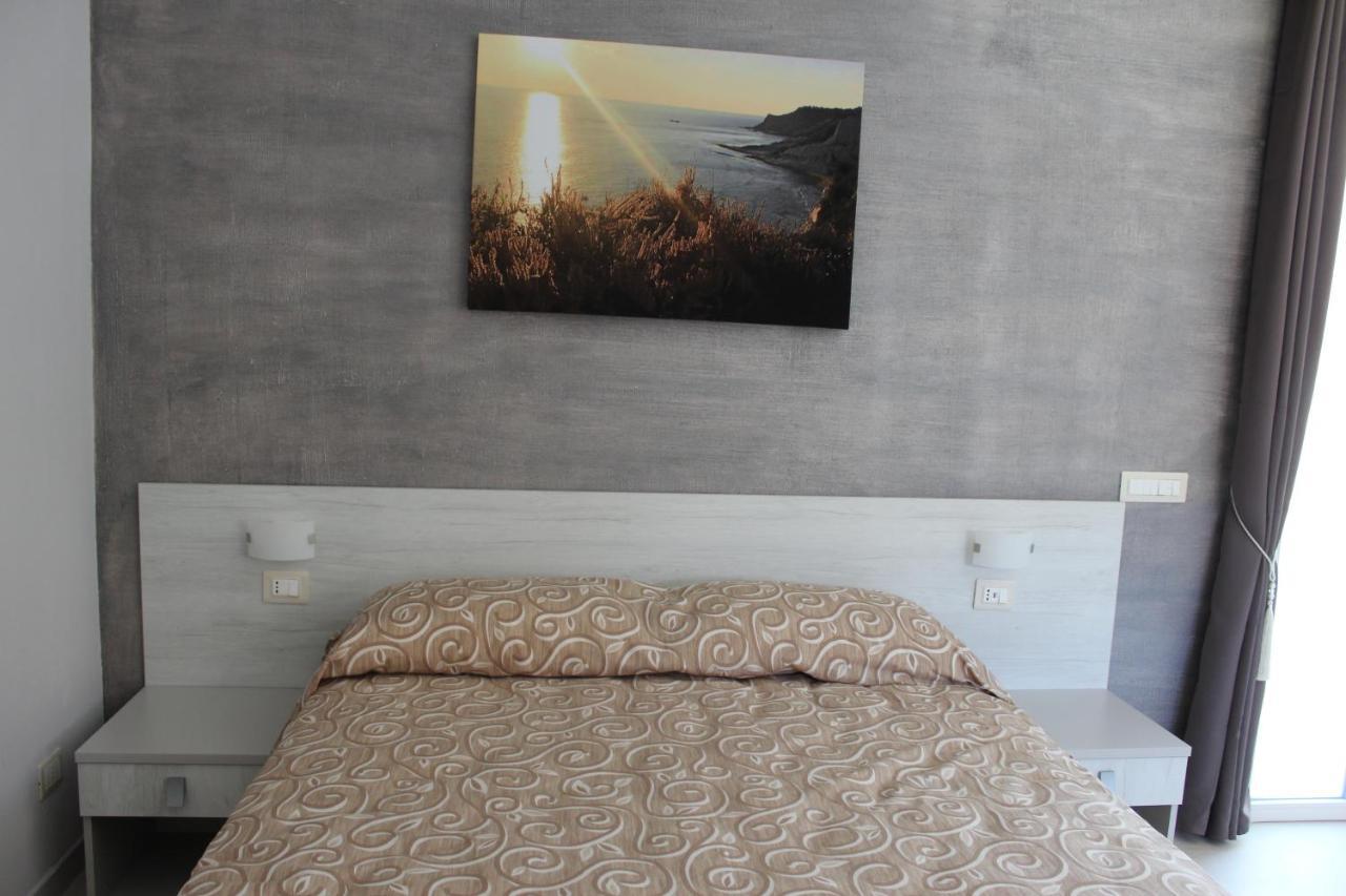 B&B L'Eden Di Capo Bianco 蒙塔莱格罗 外观 照片